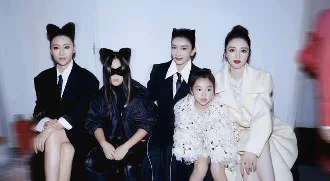 董璇曬母女走秀超有范兒,苗圃龍鳳胎女兒罕見曝光,長得太像媽媽