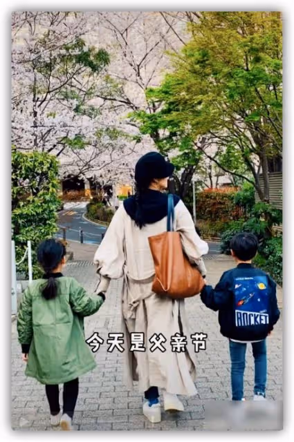 董璇曬母女走秀超有范兒,苗圃龍鳳胎女兒罕見曝光,長得太像媽媽