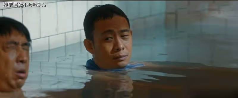 《他是誰》細節滿滿，衛國平為何常穿高領毛衣，名字有深意