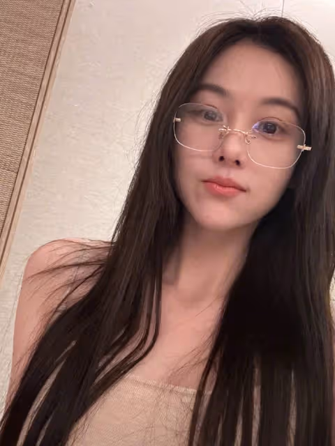 張馨予曬居家照，戴眼鏡淺笑似大學生，與何教官愛巢大到長葉榕樹