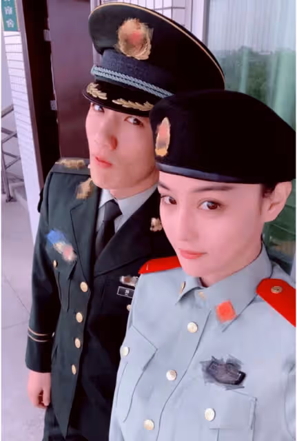 張馨予曬居家照，戴眼鏡淺笑似大學生，與何教官愛巢大到長葉榕樹