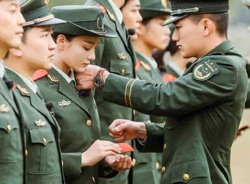 張馨予素顏近照像18歲女大學生很清純,豪宅內好多綠色植物