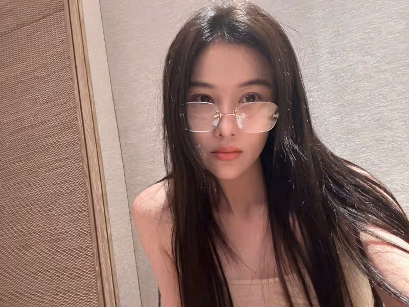 張馨予素顏近照像18歲女大學生很清純,豪宅內好多綠色植物