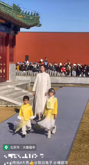 楊麗萍力捧侄女兼職當模特,寺廟走秀引爭議,小彩旗穿男裝盼回國