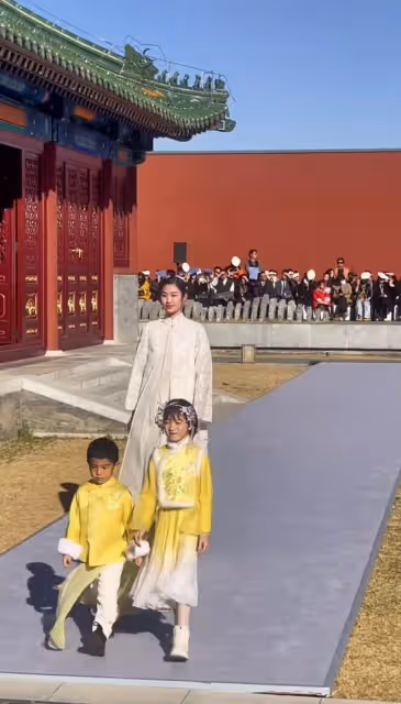 楊麗萍力捧侄女兼職當模特,寺廟走秀引爭議,小彩旗穿男裝盼回國