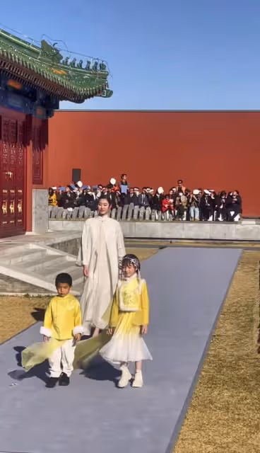 楊麗萍力捧侄女兼職當模特,寺廟走秀引爭議,小彩旗穿男裝盼回國