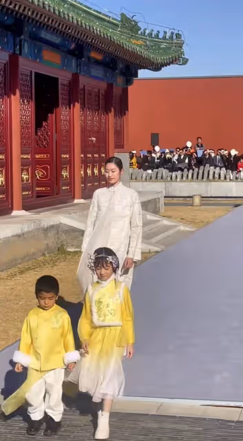 楊麗萍力捧侄女兼職當模特,寺廟走秀引爭議,小彩旗穿男裝盼回國