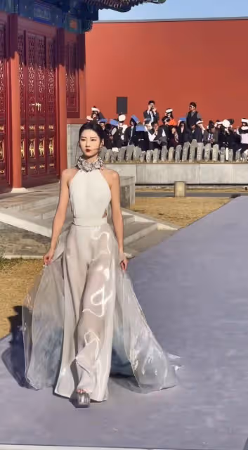 楊麗萍力捧侄女兼職當模特,寺廟走秀引爭議,小彩旗穿男裝盼回國