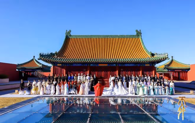 楊麗萍力捧侄女兼職當模特,寺廟走秀引爭議,小彩旗穿男裝盼回國