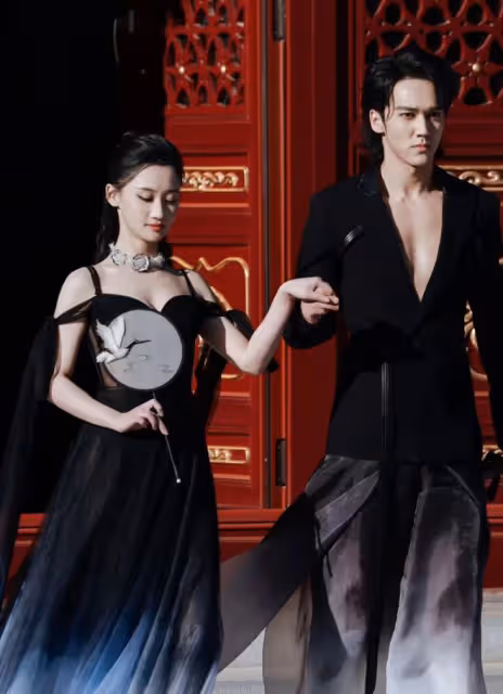 楊麗萍力捧侄女兼職當模特,寺廟走秀引爭議,小彩旗穿男裝盼回國