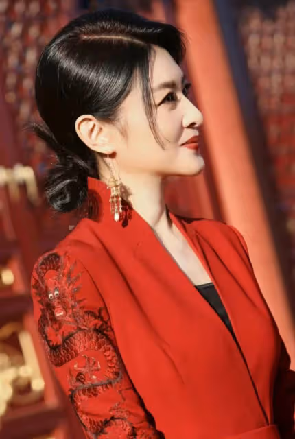 楊麗萍力捧侄女兼職當模特,寺廟走秀引爭議,小彩旗穿男裝盼回國