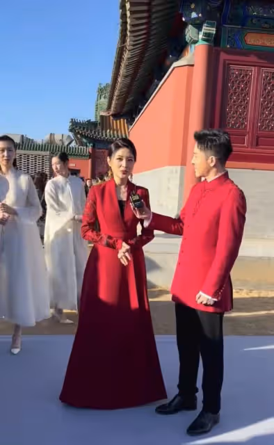 楊麗萍力捧侄女兼職當模特,寺廟走秀引爭議,小彩旗穿男裝盼回國