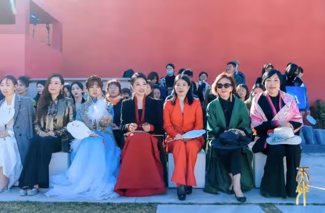 楊麗萍力捧侄女兼職當模特,寺廟走秀引爭議,小彩旗穿男裝盼回國