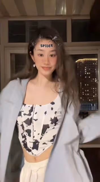 楊麗萍力捧侄女兼職當模特,寺廟走秀引爭議,小彩旗穿男裝盼回國