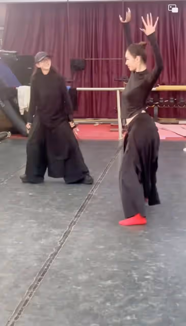 楊麗萍力捧侄女兼職當模特,寺廟走秀引爭議,小彩旗穿男裝盼回國