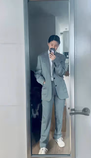 楊麗萍力捧侄女兼職當模特,寺廟走秀引爭議,小彩旗穿男裝盼回國