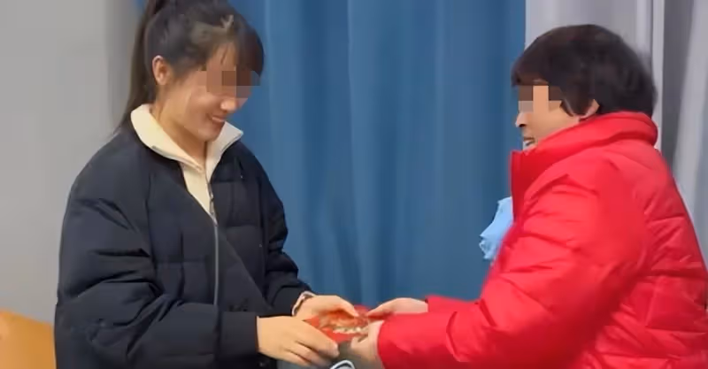 陪鳳凰男回老家，8千工資不夠發，准婆婆：還差兩個紅包