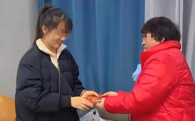 陪鳳凰男回老家,8千工資不夠發,准婆婆:還差兩個紅包