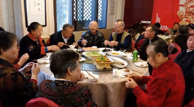婆婆壽宴消費過萬,媽寶男丈夫讓妻子買單,妻子:我們AA制