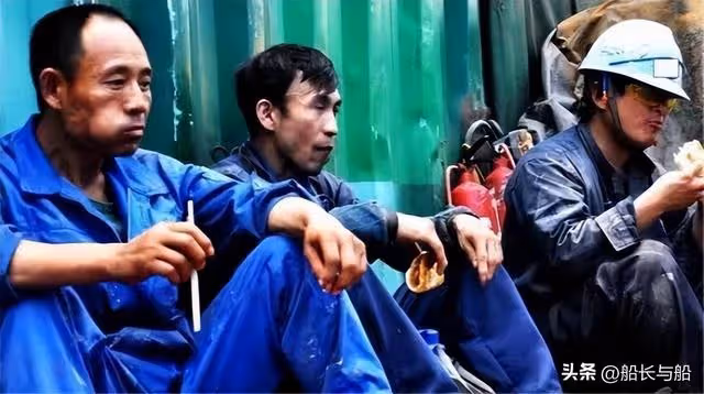 兒子買新房我準備50萬,購房當天聽到兒媳打電話,我立刻收錢回家
