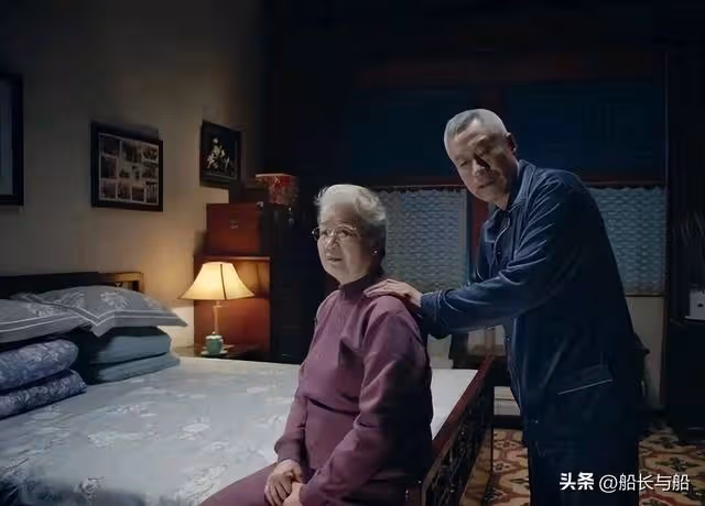 兒子買新房我準備50萬,購房當天聽到兒媳打電話,我立刻收錢回家