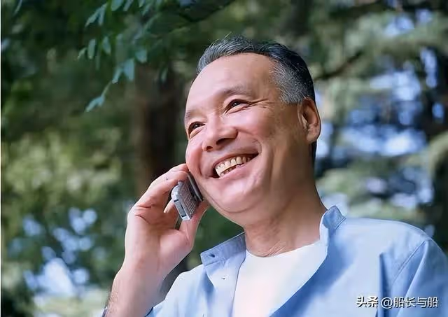 兒子買新房我準備50萬,購房當天聽到兒媳打電話,我立刻收錢回家