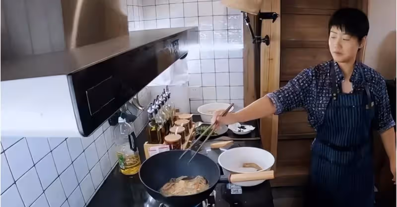 發現兒子出軌，我做三碗清水麵條，兒媳狼吞虎咽，兒子痛哭道歉
