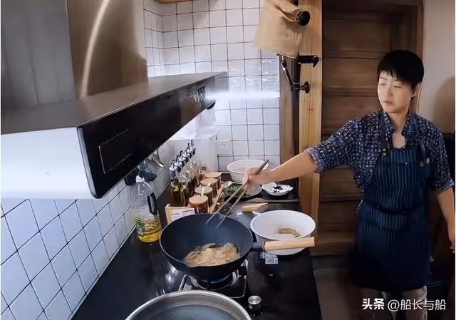 發現兒子出軌,我做三碗清水麵條,兒媳狼吞虎咽,兒子痛哭道歉