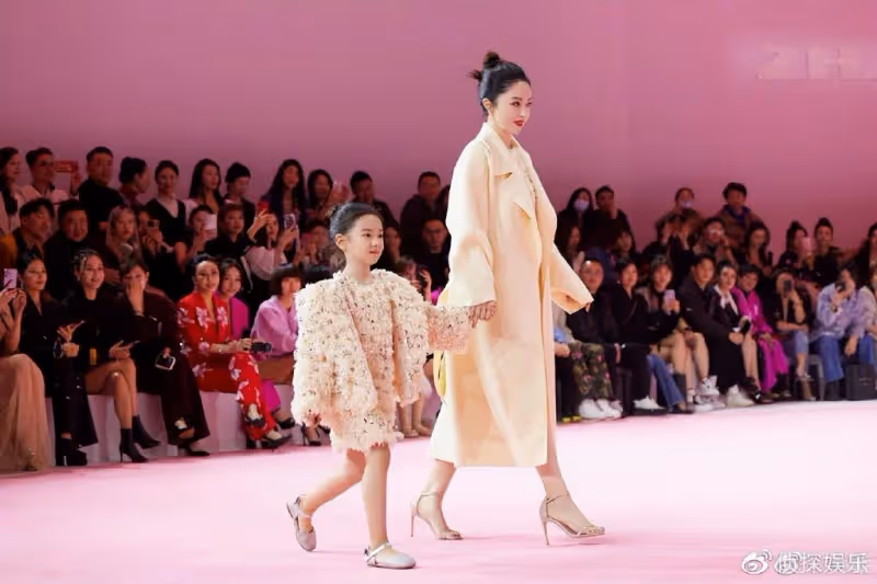 董璇帶6歲女兒走秀,小酒窩台風穩健氣場足,和爸爸高雲翔長超像