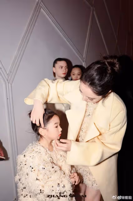 董璇帶6歲女兒走秀，小酒窩台風穩健氣場足，和爸爸高雲翔長超像