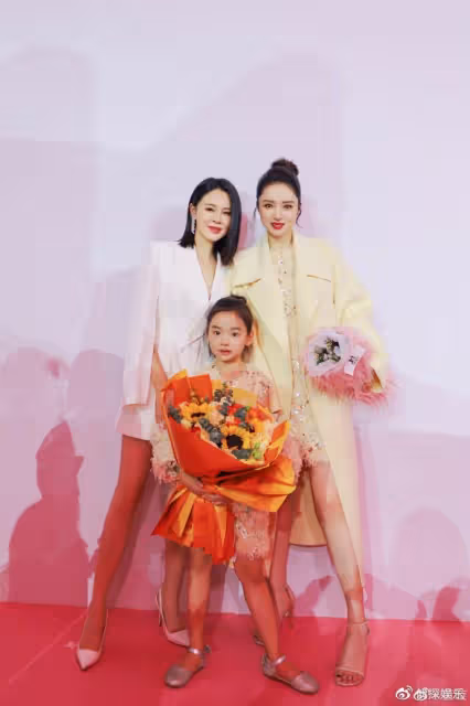 董璇帶6歲女兒走秀，小酒窩台風穩健氣場足，和爸爸高雲翔長超像