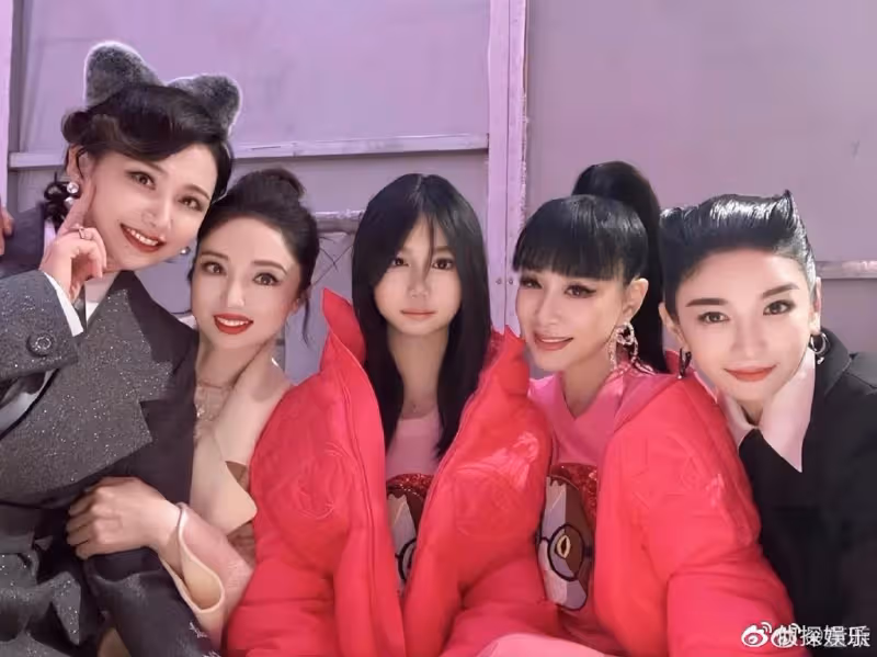 董璇帶6歲女兒走秀，小酒窩台風穩健氣場足，和爸爸高雲翔長超像