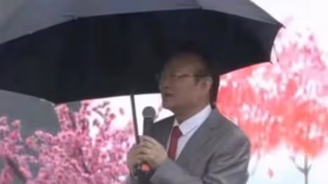 74歲蔣大為冒雨撈金，被嘲國內掙錢國外花，德藝雙馨形象蕩然無存