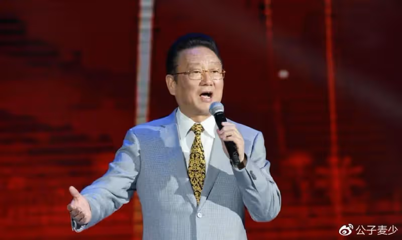 74歲蔣大為冒雨撈金,被嘲國內掙錢國外花,德藝雙馨形象蕩然無存