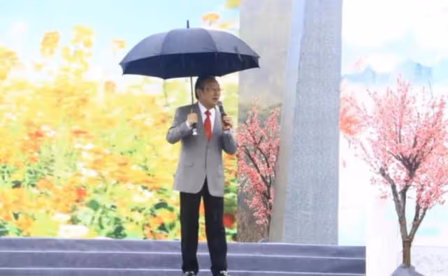 74歲蔣大為冒雨撈金,被嘲國內掙錢國外花,德藝雙馨形象蕩然無存
