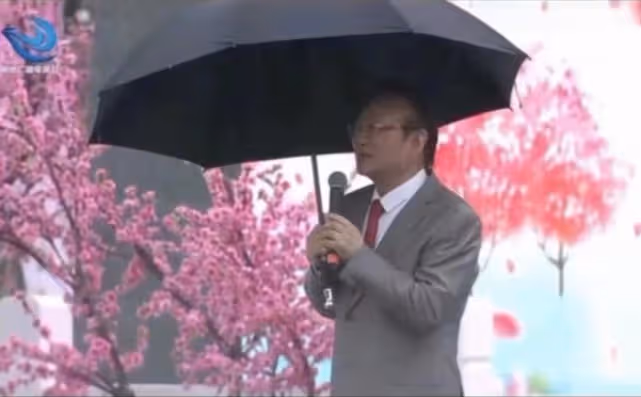 74歲蔣大為冒雨撈金,被嘲國內掙錢國外花,德藝雙馨形象蕩然無存