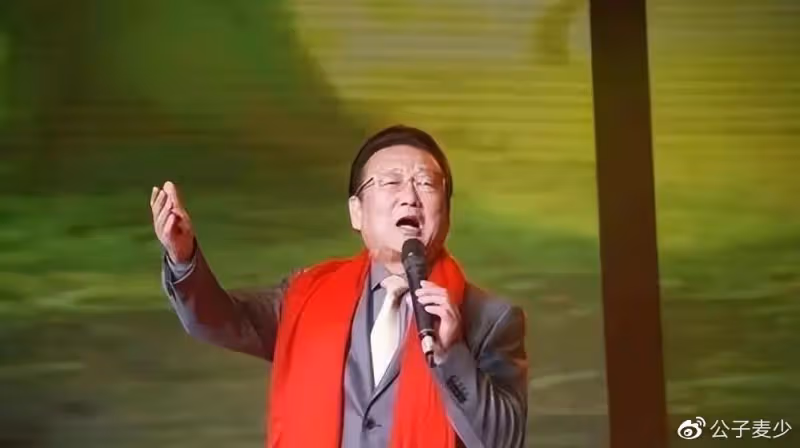 74歲蔣大為冒雨撈金,被嘲國內掙錢國外花,德藝雙馨形象蕩然無存