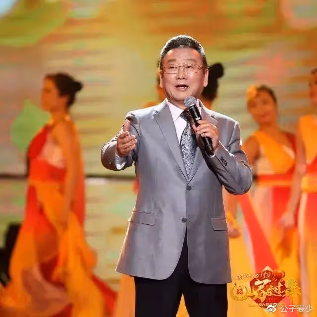 74歲蔣大為冒雨撈金,被嘲國內掙錢國外花,德藝雙馨形象蕩然無存