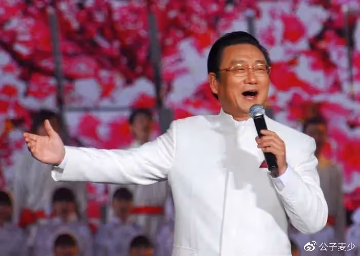 74歲蔣大為冒雨撈金,被嘲國內掙錢國外花,德藝雙馨形象蕩然無存