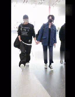 甜齁了！王菲謝霆鋒手牽手現身機場，53歲王菲梳小辮狀態超好
