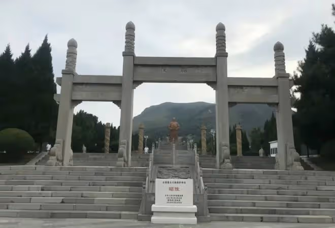 陸樹銘去世4個月終下葬，墓地莊嚴遼闊，此前遺體一直存放殯儀館