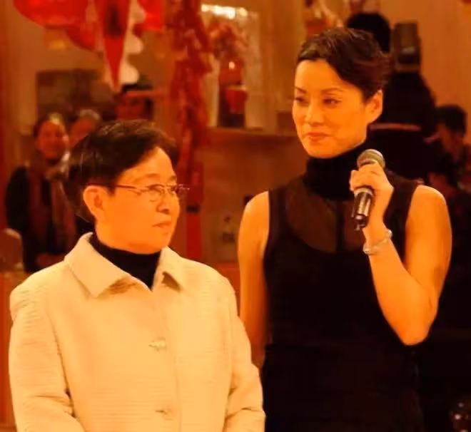 那英毛阿敏同台飆歌，開口立見高下，網友：難怪谷建芬更愛大師姐