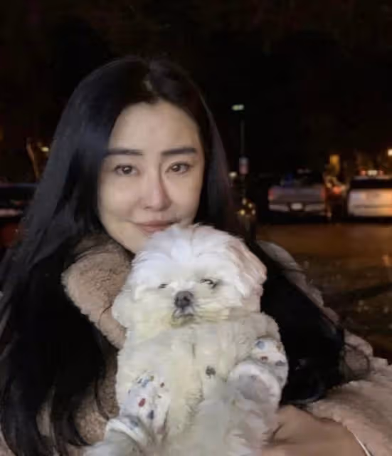 56歲王祖賢踏青，頭髮濃密皮膚白皙似少女，終身未嫁與狗狗為伴