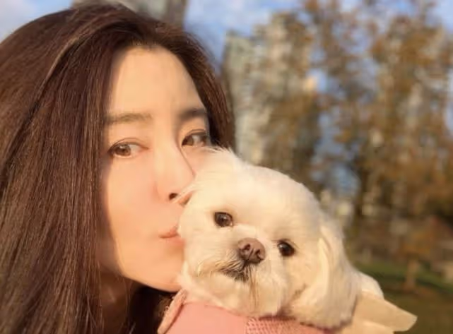 56歲王祖賢踏青，頭髮濃密皮膚白皙似少女，終身未嫁與狗狗為伴