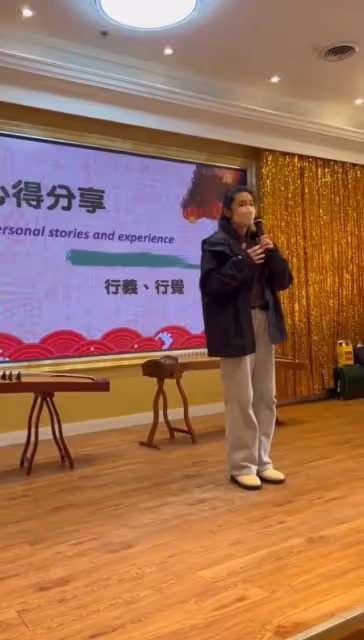 56歲王祖賢踏青，頭髮濃密皮膚白皙似少女，終身未嫁與狗狗為伴