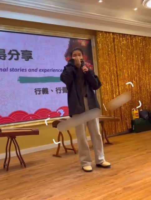 56歲王祖賢踏青，頭髮濃密皮膚白皙似少女，終身未嫁與狗狗為伴