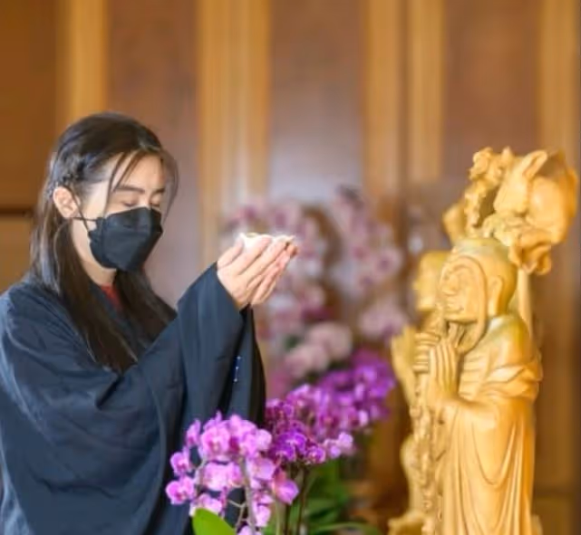 56歲王祖賢踏青，頭髮濃密皮膚白皙似少女，終身未嫁與狗狗為伴
