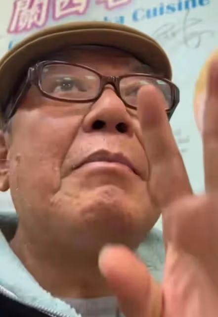 倚老賣老？70歲李立群餐館就餐為難服務員，要求道歉且開除服務員