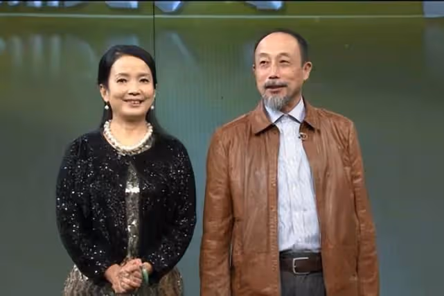 孫海英呂麗萍合體撿垃圾，被曝年收入數百萬，還與乞丐搶垃圾？