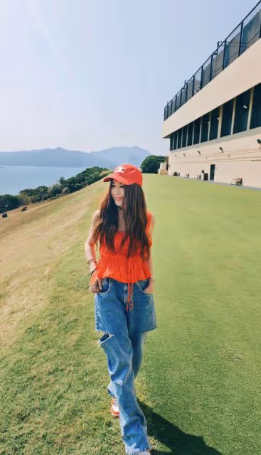 溫碧霞攜養子出遊，13歲養子滿臉痘鬍子拉碴，網友惡評致關閉評論